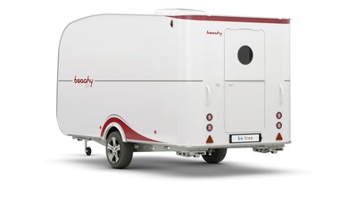 Heckansicht des Hobby Beachy 420+ frejgestellt auf weißem Hintergrund.