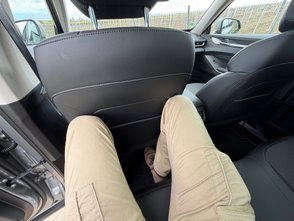 Sicht auf Beine im Fond des Haval H6.