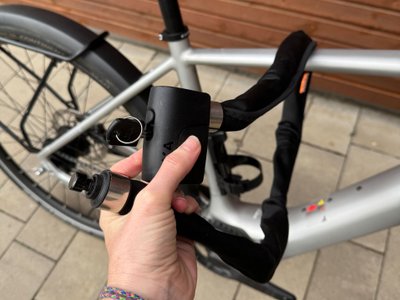 Das Faltschloss und Kettenschloss AXA Foldable 8-130 an einem Fahrradrahmen.