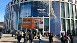 Besucher strömen auf den Eingang Süd der Berliner Messe zu.