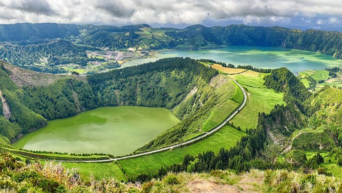 Panoramablick auf eine grüne Landschaft auf den Azoren.