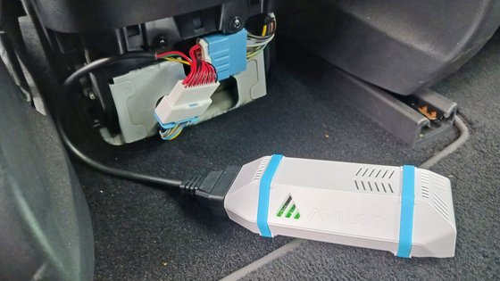 Aviloo-Box für den Akku-Check ist an der OBD-Schnittstelle eines E-Autos angeschlossen.
