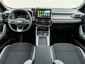 Blick in das Cockpit des Dacia Bigster