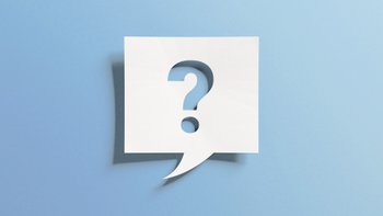 Sprechblase mit Fragezeichen auf hellem Hintergrund.