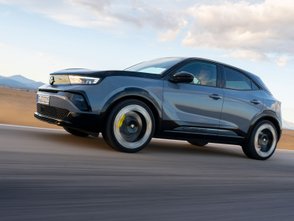 Opel Mokka GSE fährt auf einer Straße.