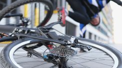Ein Radfahrer ist gestürzt und liegt auf dem Boden. 