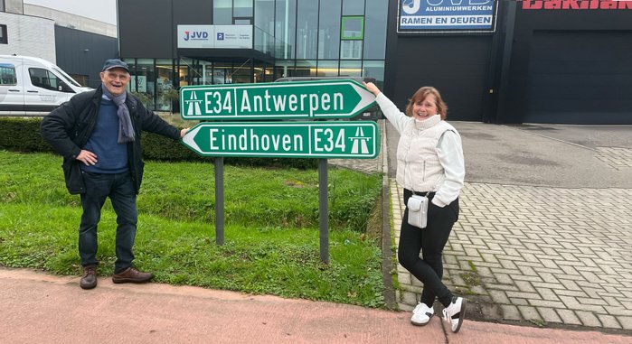 Ein Mann und eine Frau im Industriegebiet von Arendonk