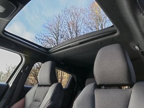 Blick von unten durch das Glasdach des Suzuki eVitara
