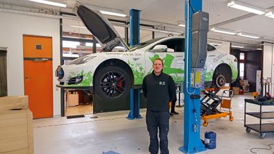 Otto Behrend von der EV Clinic Berlin vor einem Tesla Model S.