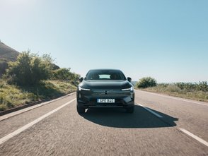 Volvo EX60 fährt auf einer Straße. 