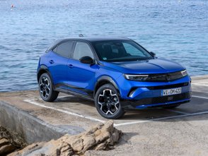 Opel Mokka parkt mit eingeschlagenen Vorderrädern am Meer.