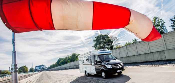Windsack vor einem Wohnmobil.