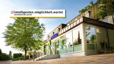 Der Vordereingang des ARCD. Die 3-Wort-Adresse "intelligenten.möglichkeit.wartet" steht in weißen Feld.