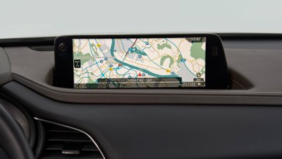 Zentraler Monitor im Cockpit des Mazda CX-30
