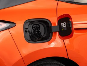 BYD Dolphin G DM-i Test – Ladeanschluss mit geöffneter Klappe.