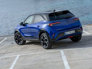 Heckansicht des Opel Mokka auf einem Parkplatz am Meer.