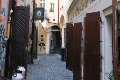 Blick in eine enge Gasse in der Nähe des Altstädter Markts in Prag.