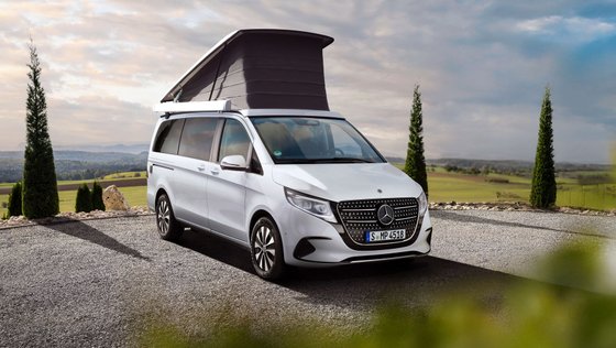 Mercedes V-Klasse Marco Polo Horizon mit aufgestelltem Schlafdach.