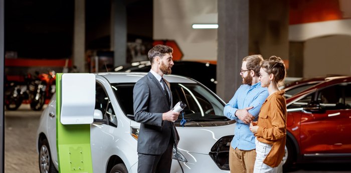 Verkäufer erklärt Kunden ein Auto