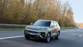 KGM Actyon Hybrid fährt auf einer Landstraße.