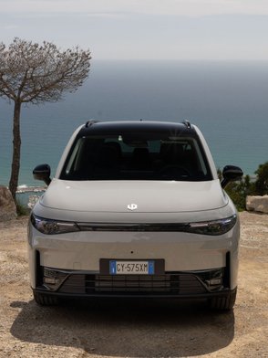 Leapmotor C10 REEV parkt mit Meer im Hintergrund.