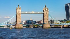 Blick auf die Tower Bridge und den Wolkenkratzer Sky Garden an der Themse in London.