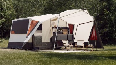 Holtkamper Astro steht aufgebaut auf einer Wiese.