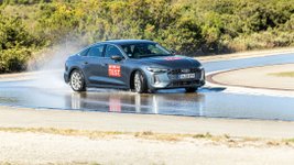 Audi A5 auf einer Teststrecke beim ARBÖ-Sommerreifentest 2026.