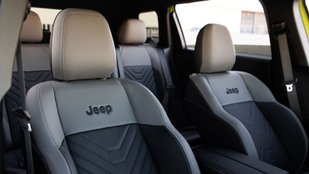 Blick auf die Sitze des Jeep Compass.