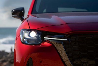 Die Hälfte eines roten Autos ist zu sehen.