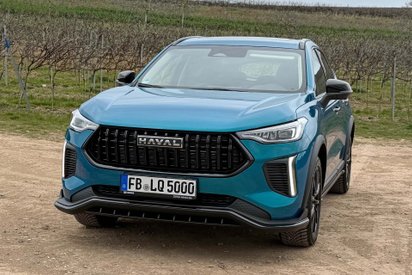 Haval Jolion Pro steht auf einem Feldweg. 