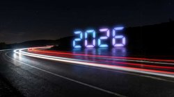 Straße mit Lichtspuren und der Jahrzahl 2026.