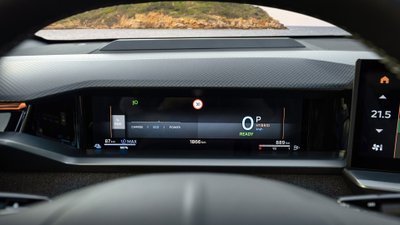 Fahrerinformationsdisplay hinter dem Lenkrad des Opel Grandland PHEV