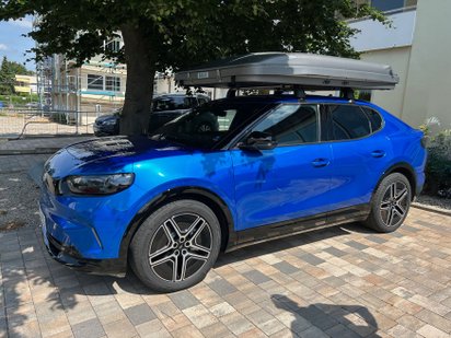 Der Ford Capri mit einem Hartschalen-Dachzelt auf dem Dach. 