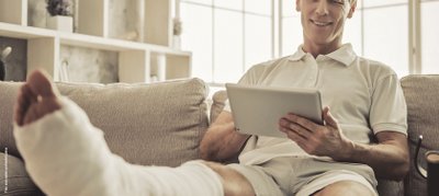 gebrochenes Bein auf dem Sofa.