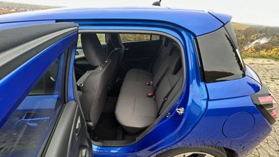 Rücksitzbank eines Autos. 