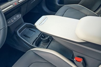 Ausziehbare Mittelkonsole im Kia EV3. 