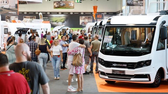 Reisemobile in einer Messehalle.