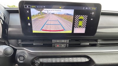 Display mit Bild der Rückkamera des Abarth 600e. 