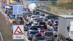  Stau auf einer Autobahn.