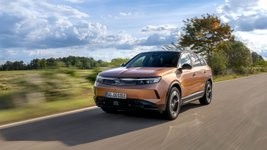 Opel Grandland fährt auf einer Straße. 