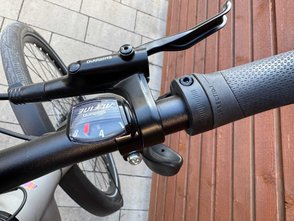 Achtgang-Shimano-Alfine-Gangschaltung am Lenker des Cube Editor Hybrid.