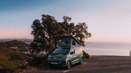 Ein Citroën Holidays Camper steht vor einer Landschaft am Meer.