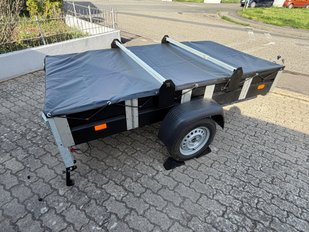 Faltos-Anhänger steht in einer Einfahrt. 