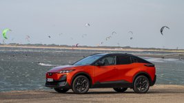 Der Subaru Uncharted steht am Strand, im Hintergrund sind Kites zu sehen. 