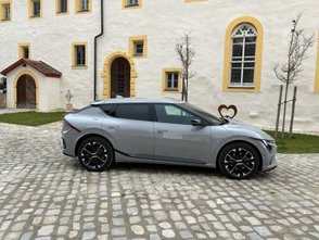 Kia EV6 vor Gebäude. 