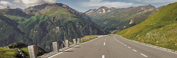 Landstraße in den Bergen.