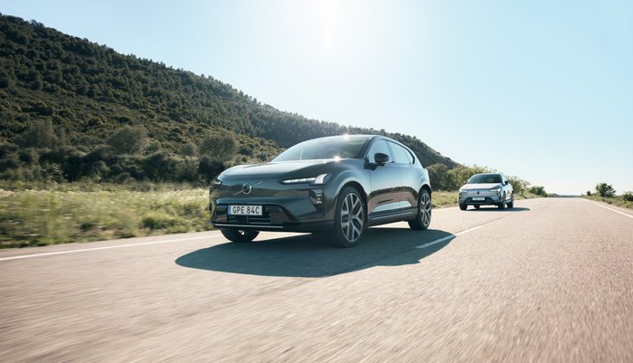 Volvo EX60 fährt über eine Straße. 