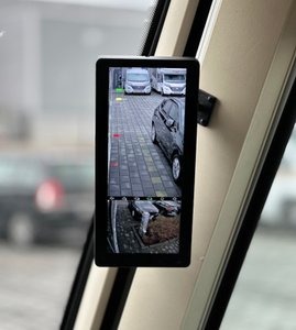 Caratec Safety CSV1088 Kamerabild wird im Innenraum auf einem Monitor dargestellt. 