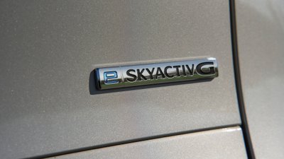 Typschild am Heck des Mazda CX-30 e-Skyactiv G 140 